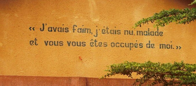 Inscription murale dans un centre d'accueil de l'Association Saint Camille de Lellis